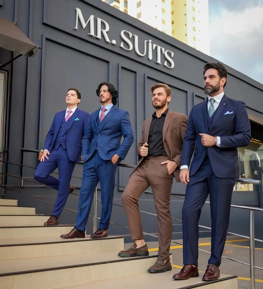 Equipe Mr Suits em frente à loja